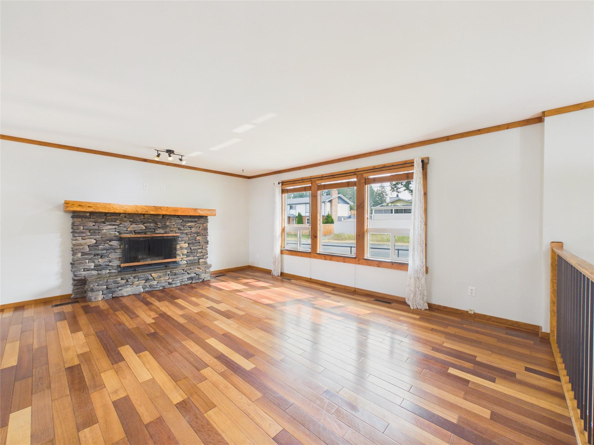 221 27Th Avenue, Cranbrook, BC - Indoor Photo Showing Living Room With Fireplace