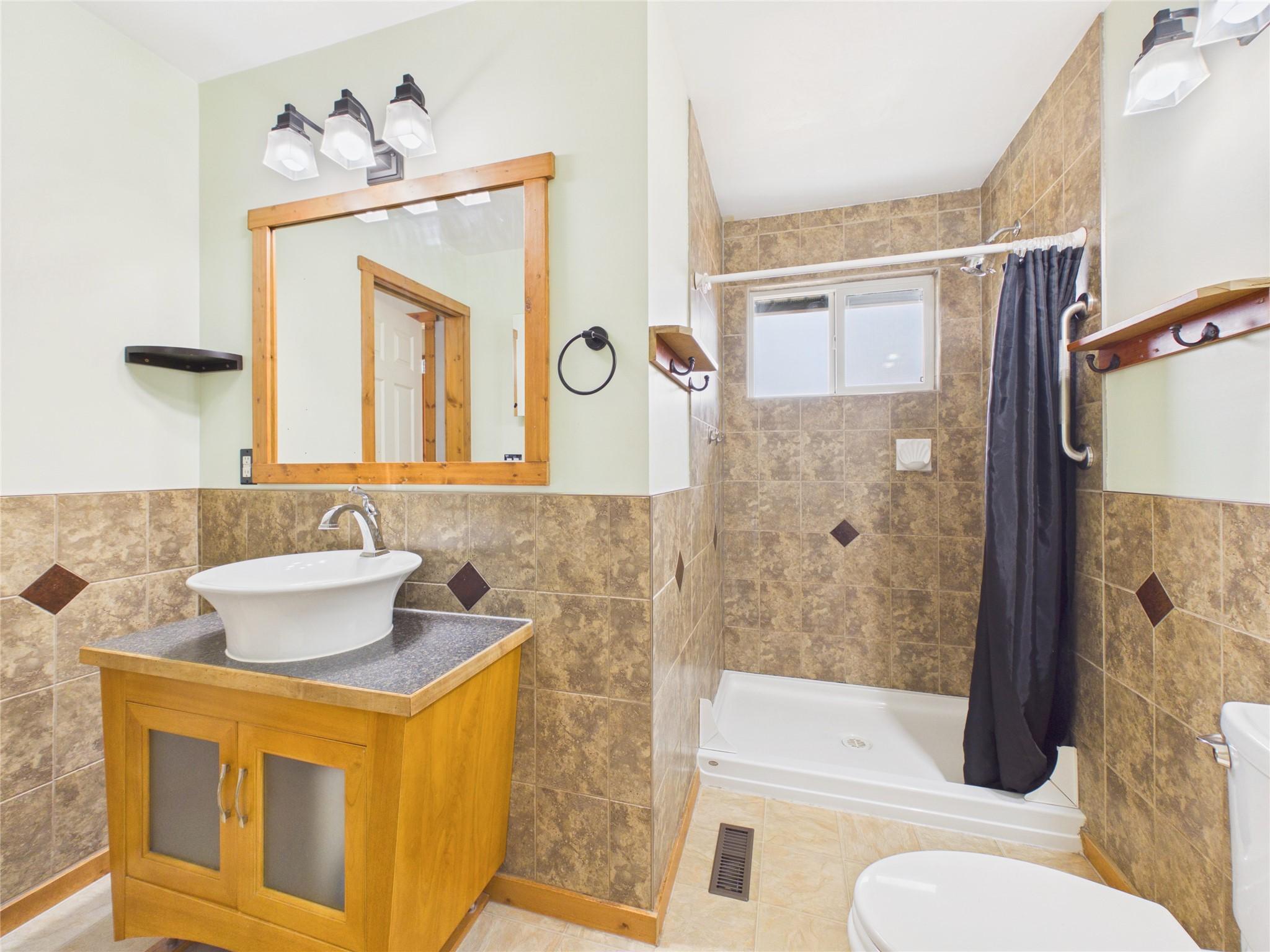 221 27Th Avenue, Cranbrook, BC - Indoor Photo Showing Bathroom