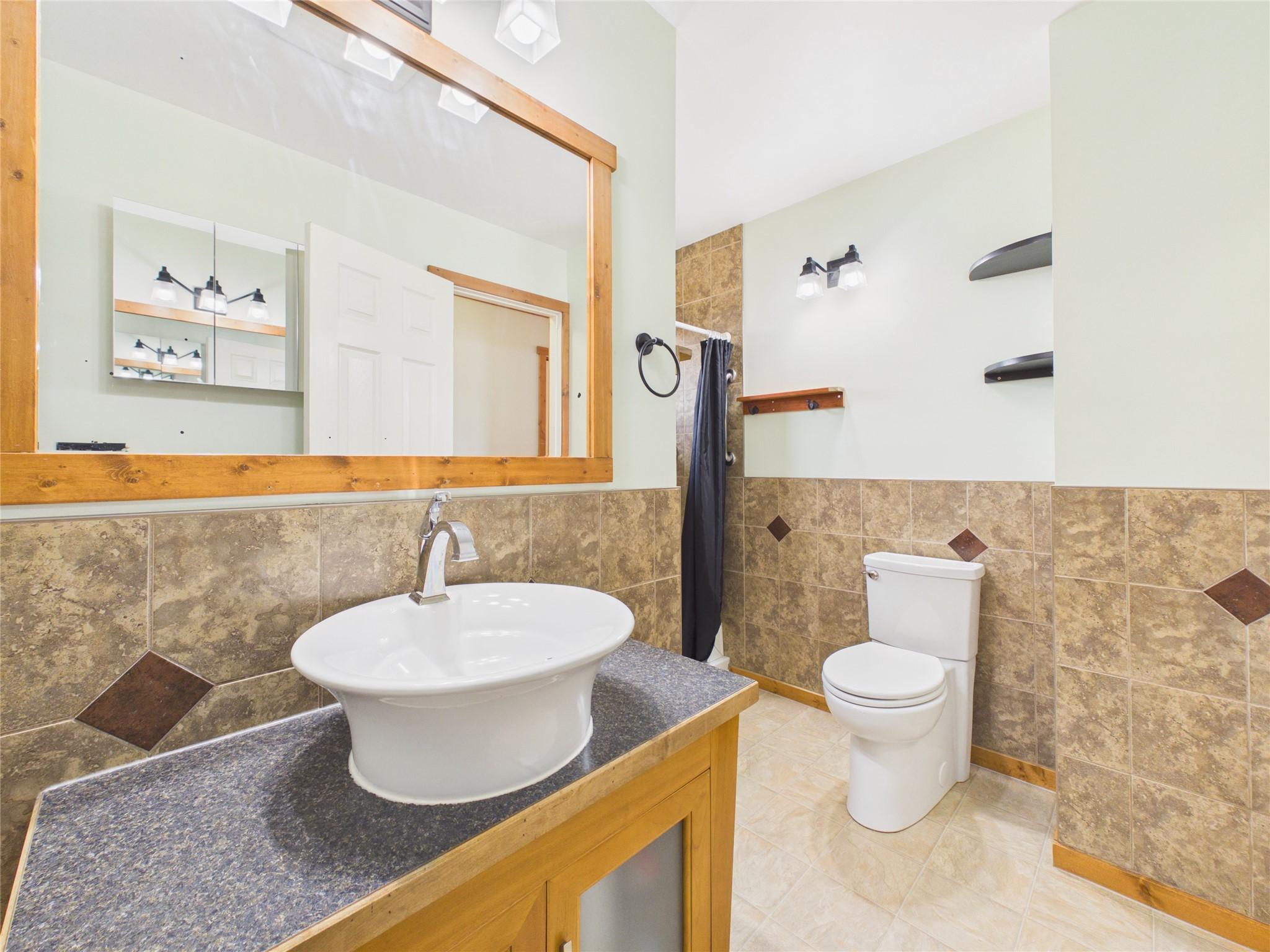 221 27Th Avenue, Cranbrook, BC - Indoor Photo Showing Bathroom