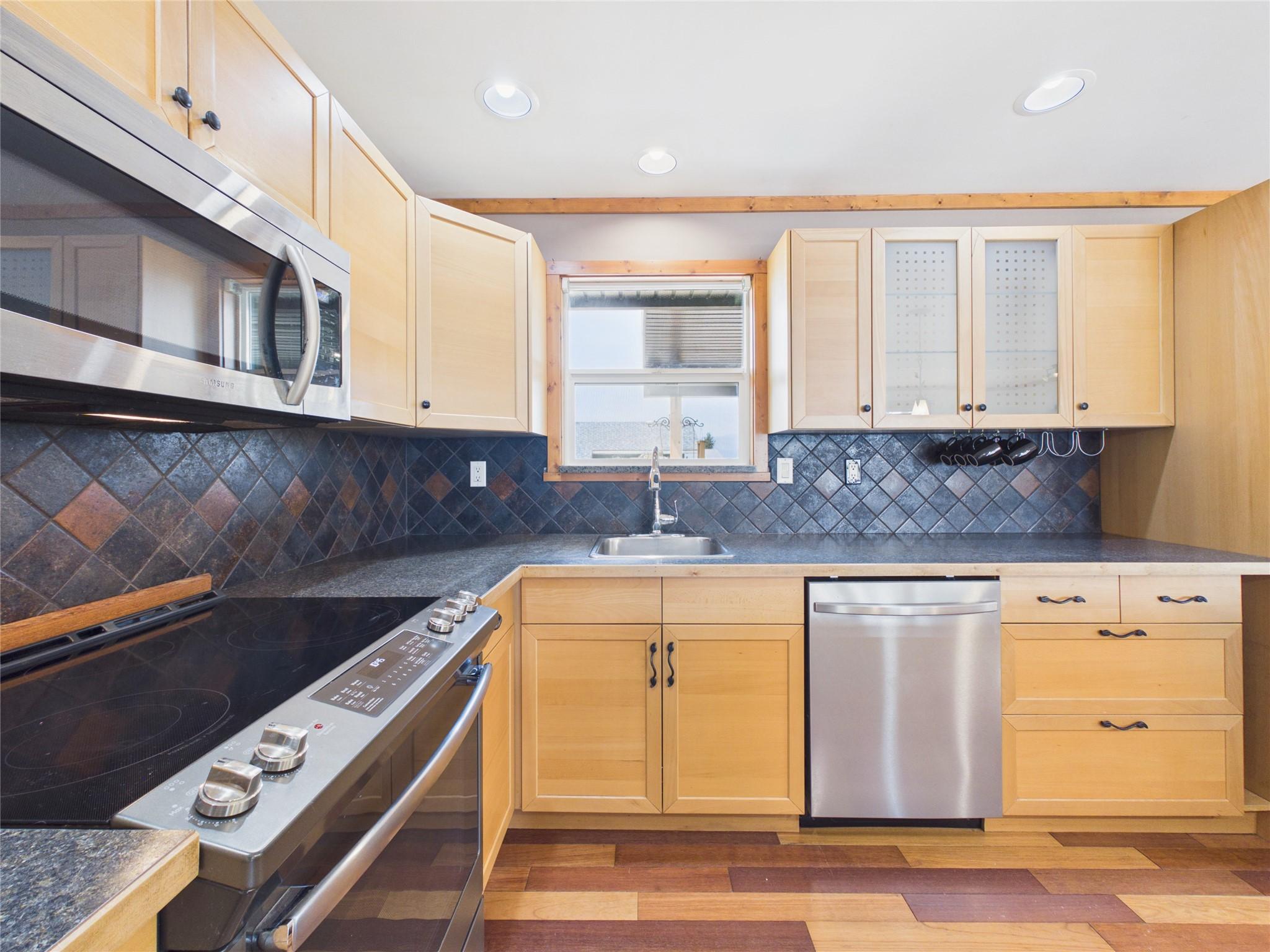 221 27Th Avenue, Cranbrook, BC - Indoor Photo Showing Kitchen