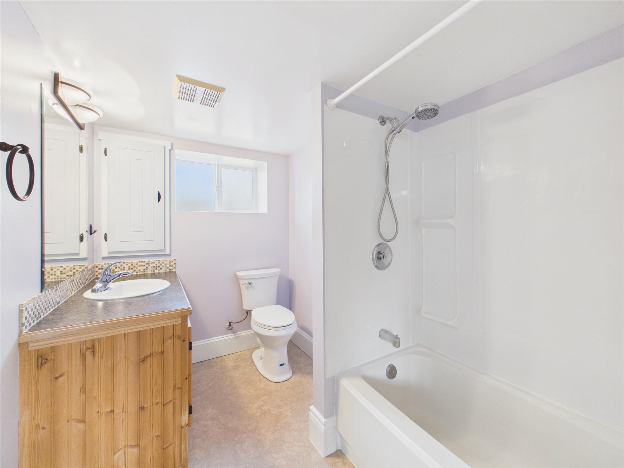 221 27Th Avenue, Cranbrook, BC - Indoor Photo Showing Bathroom