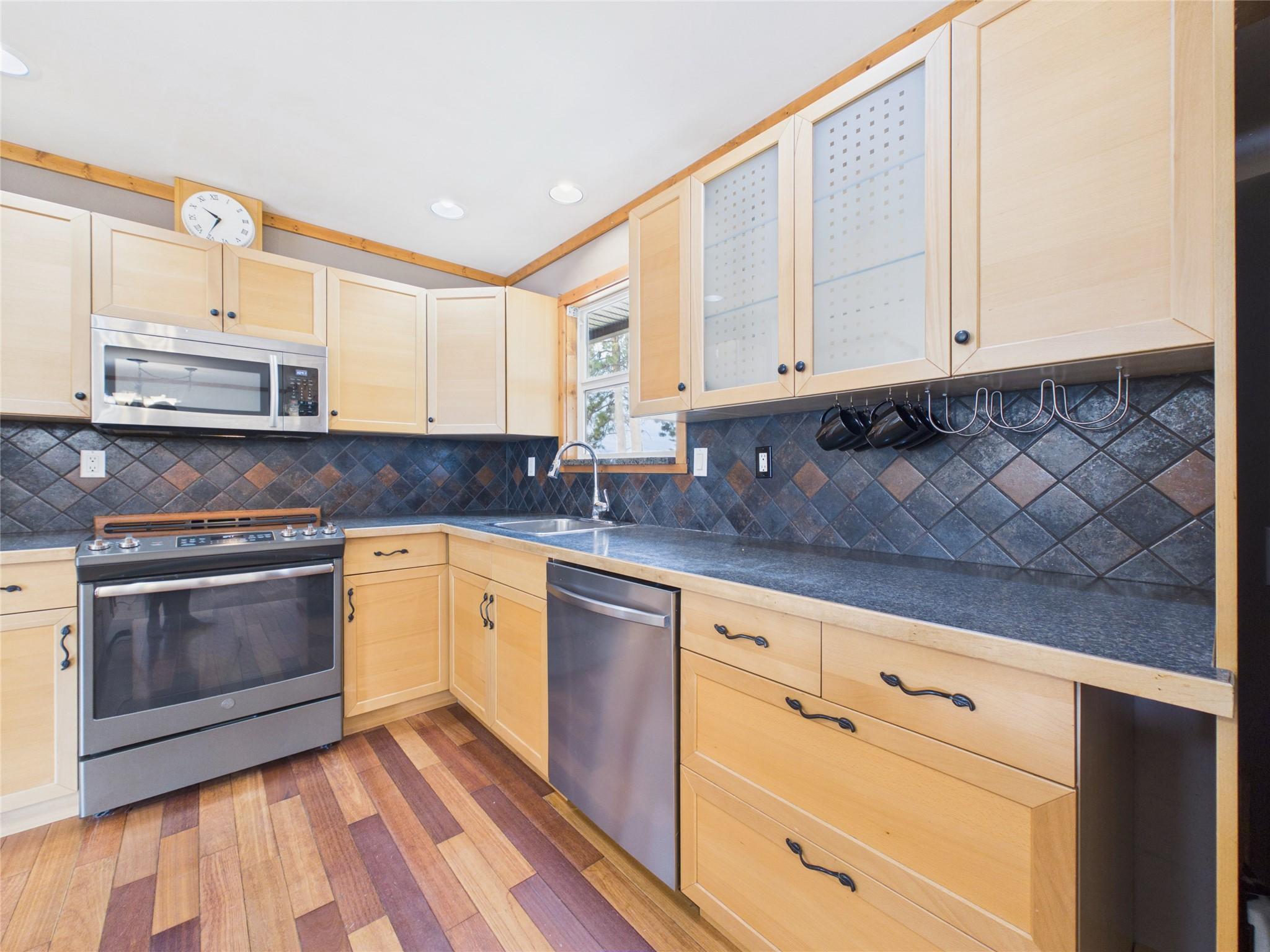 221 27Th Avenue, Cranbrook, BC - Indoor Photo Showing Kitchen With Double Sink