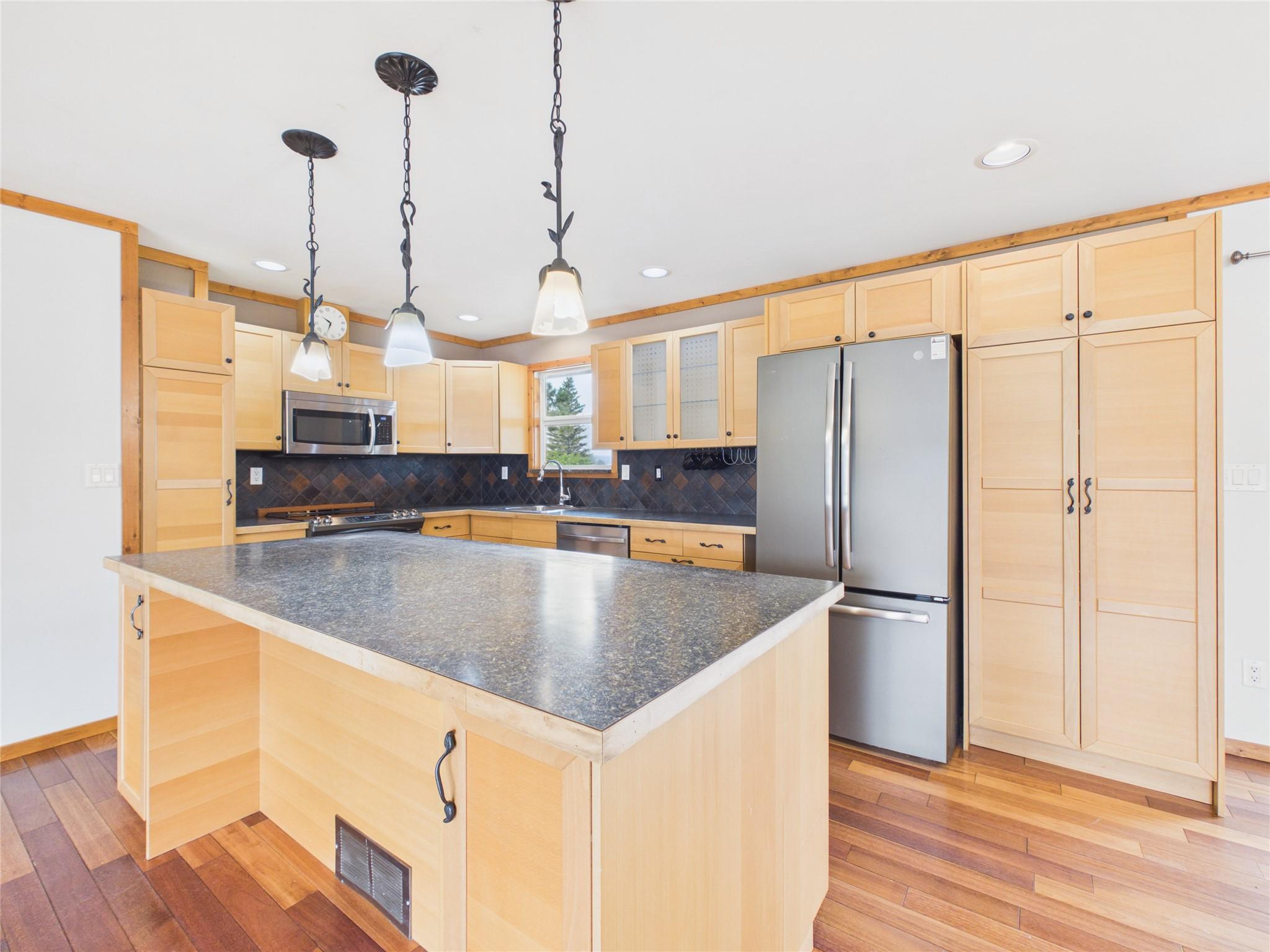 221 27Th Avenue, Cranbrook, BC - Indoor Photo Showing Kitchen