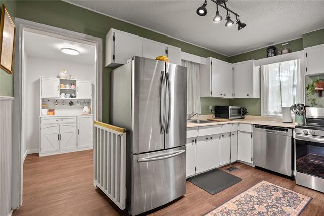 283 Oakland Ave, Winnipeg, MB - Indoor Photo Showing Kitchen