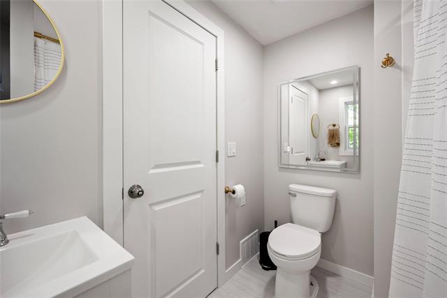 283 Oakland Ave, Winnipeg, MB - Indoor Photo Showing Bathroom