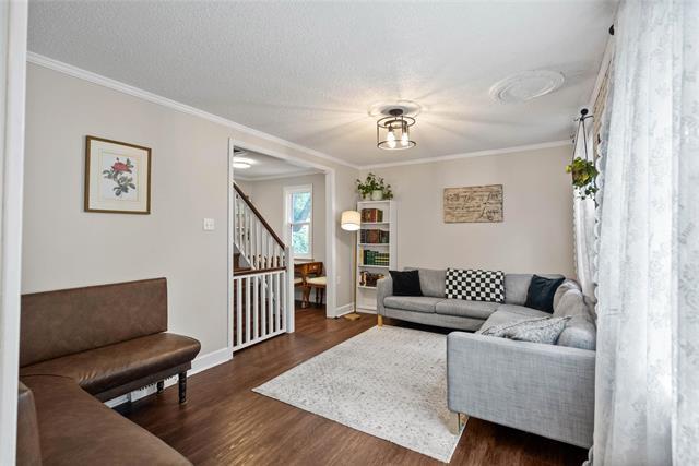 283 Oakland Ave, Winnipeg, MB - Indoor Photo Showing Living Room
