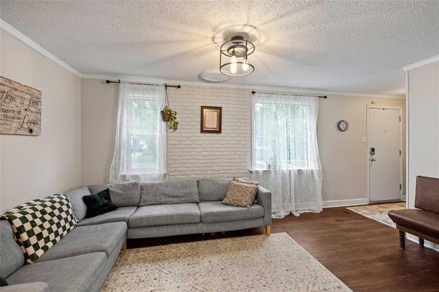 283 Oakland Ave, Winnipeg, MB - Indoor Photo Showing Living Room