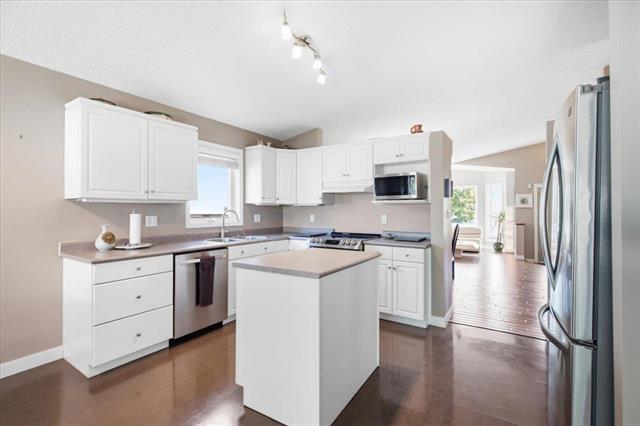 62 Baytree Crt, Winnipeg, MB - Indoor Photo Showing Kitchen