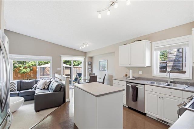 62 Baytree Crt, Winnipeg, MB - Indoor Photo Showing Kitchen With Double Sink