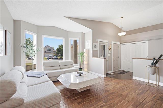 62 Baytree Crt, Winnipeg, MB - Indoor Photo Showing Living Room