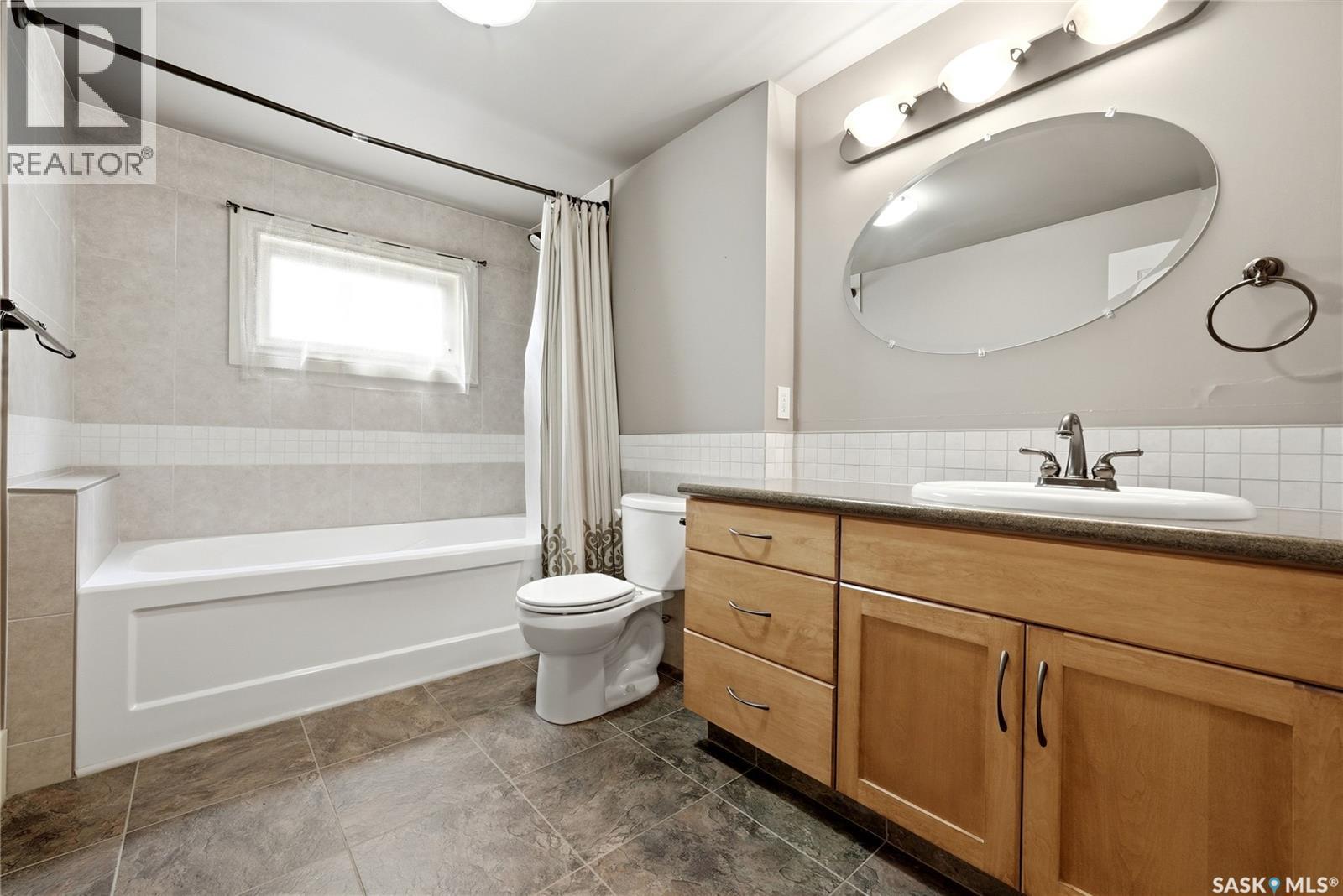21 Angus Crescent, Regina, SK - Indoor Photo Showing Bathroom