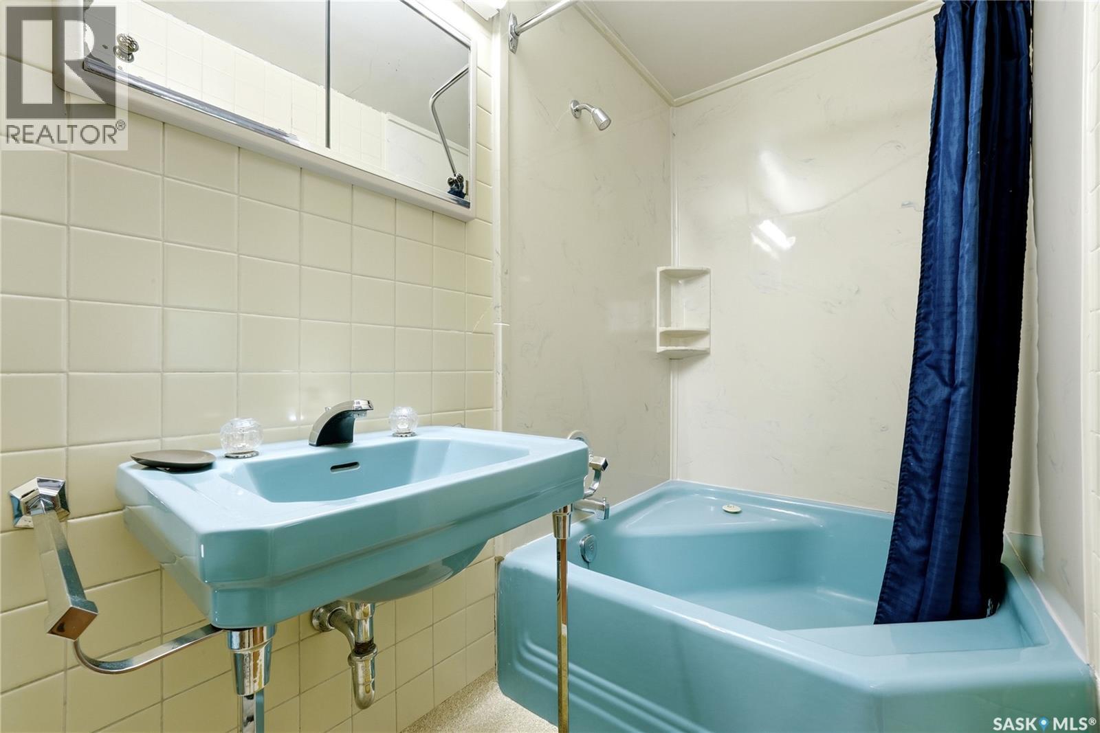 21 Angus Crescent, Regina, SK - Indoor Photo Showing Bathroom