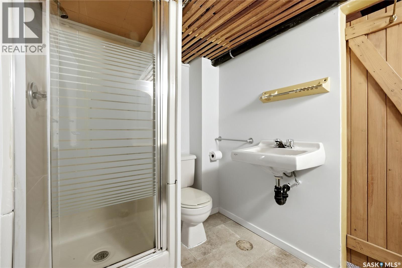 21 Angus Crescent, Regina, SK - Indoor Photo Showing Bathroom