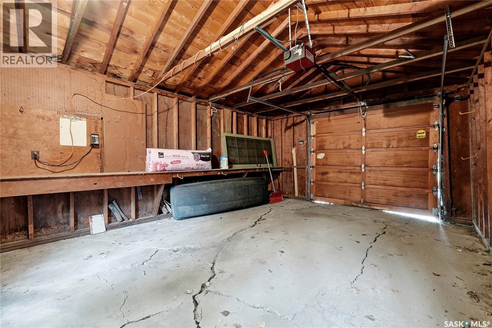 21 Angus Crescent, Regina, SK - Indoor Photo Showing Garage
