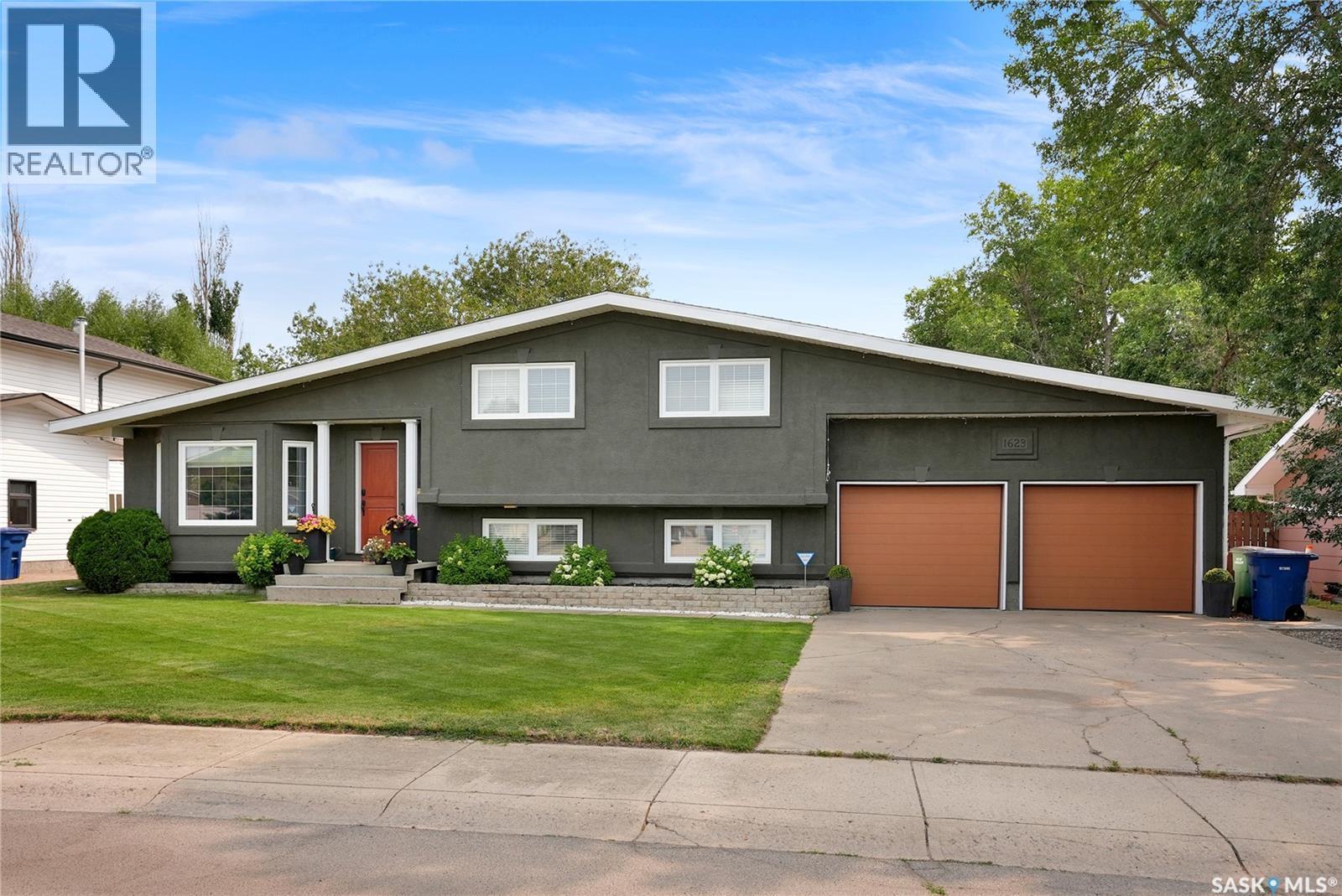 1623 General Crescent, Moose Jaw, SK - Outdoor With Facade