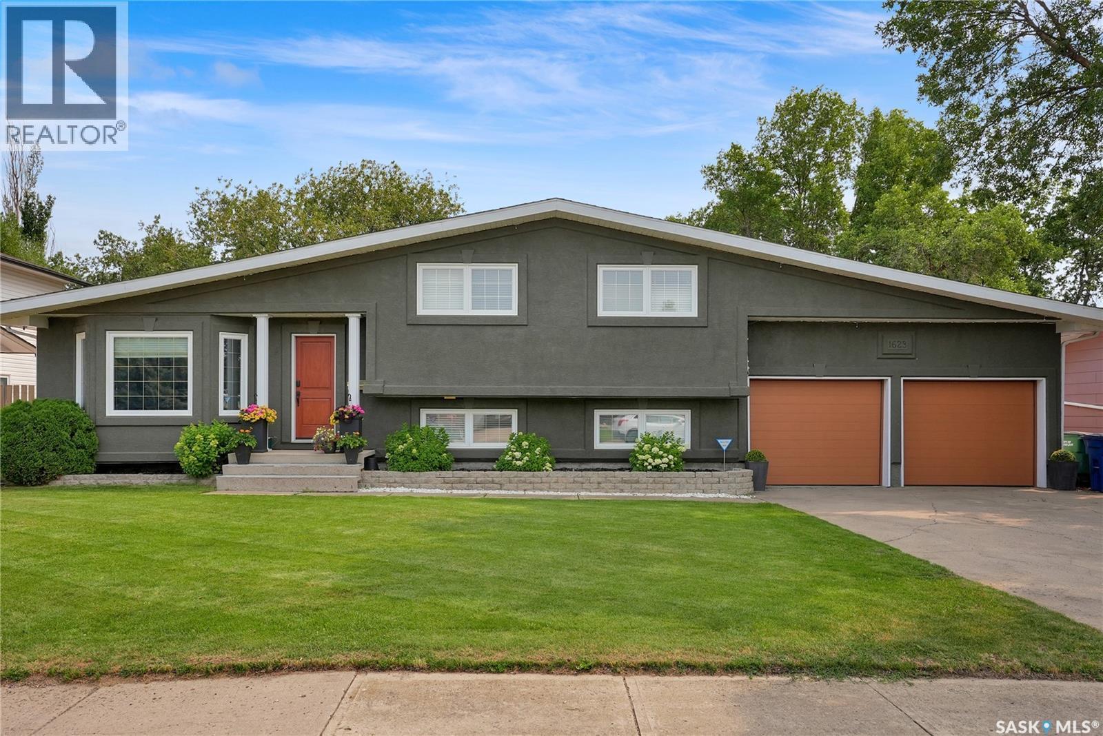 1623 General Crescent, Moose Jaw, SK - Outdoor With Facade