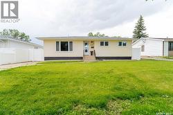 1048 11th AVENUE NW Moose Jaw, SK S6H 4L5