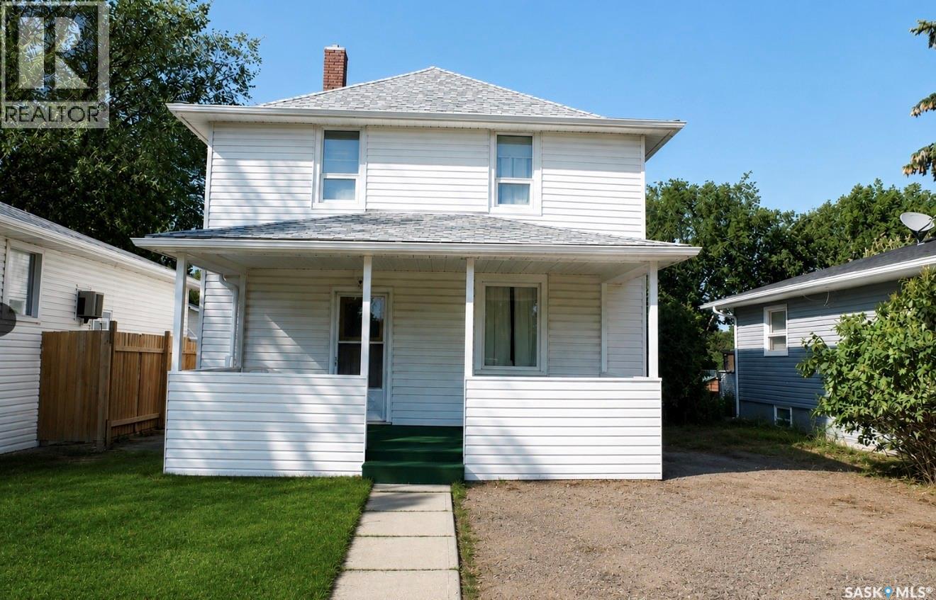 311 7Th Avenue E, Assiniboia, SK - Outdoor With Deck Patio Veranda With Exterior
