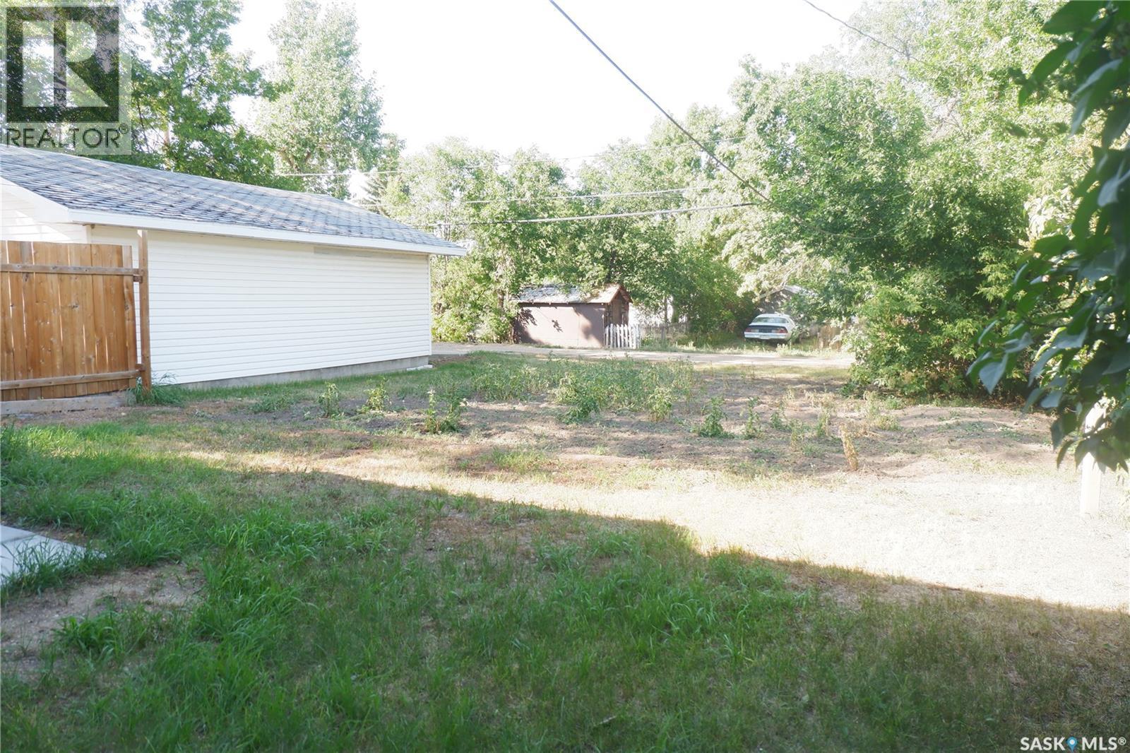 311 7Th Avenue E, Assiniboia, SK - Outdoor