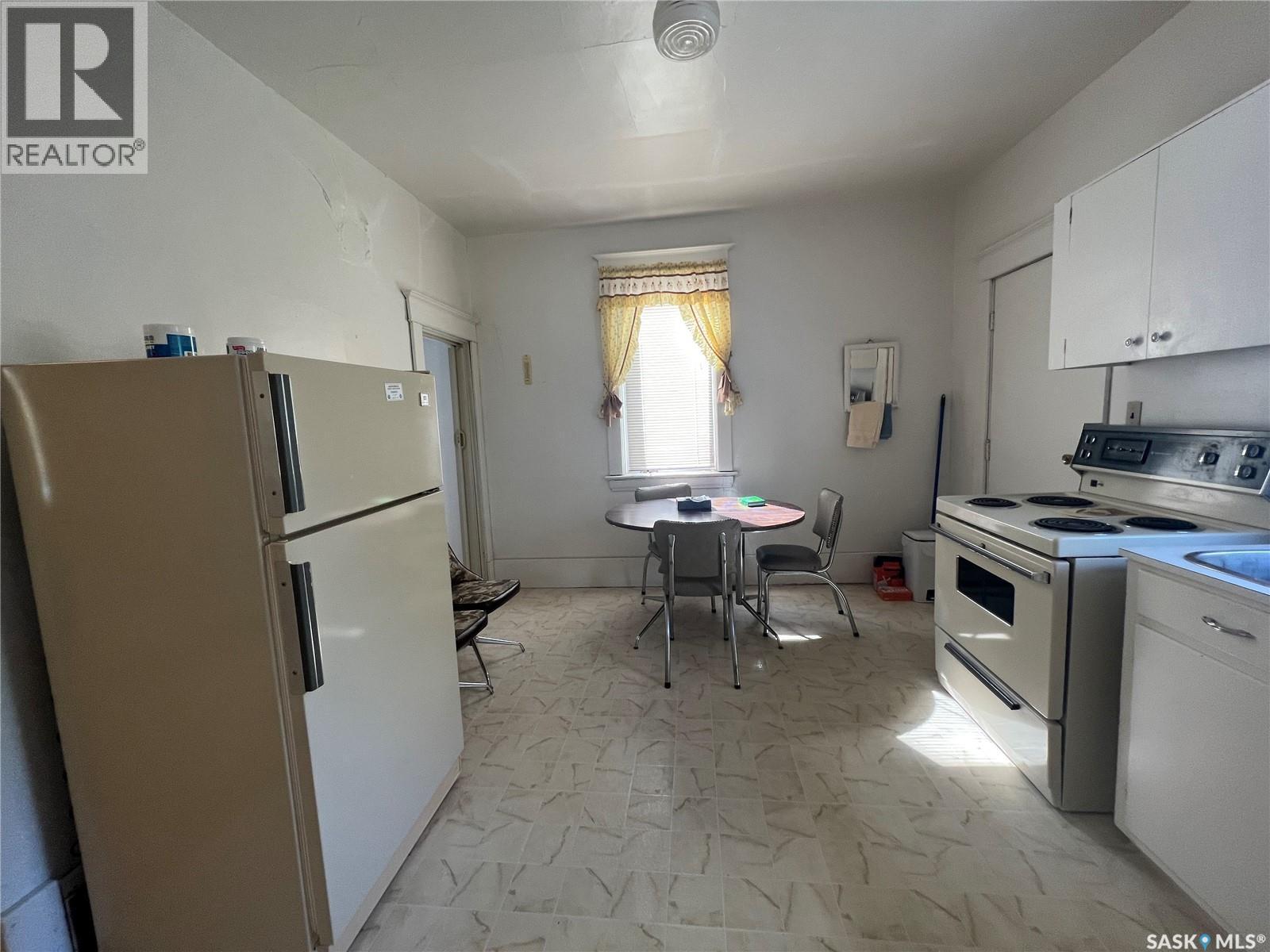 311 7Th Avenue E, Assiniboia, SK - Indoor Photo Showing Kitchen
