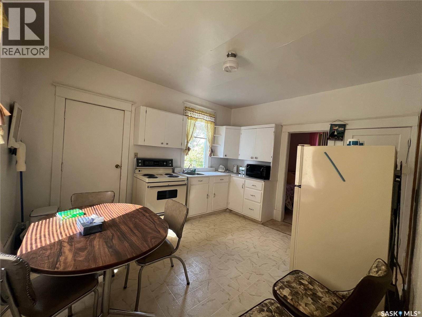 311 7Th Avenue E, Assiniboia, SK - Indoor