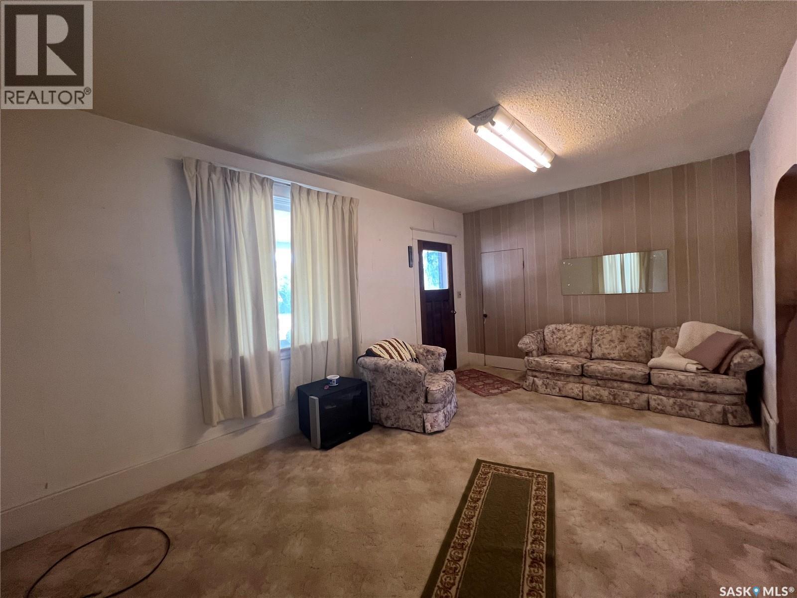 311 7Th Avenue E, Assiniboia, SK - Indoor