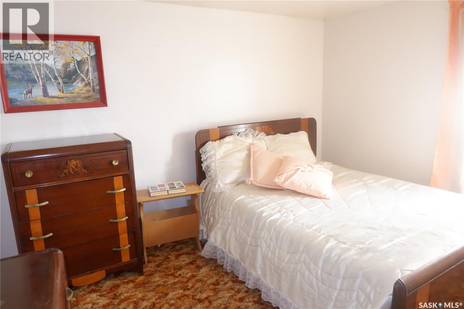 311 7Th Avenue E, Assiniboia, SK - Indoor Photo Showing Bedroom