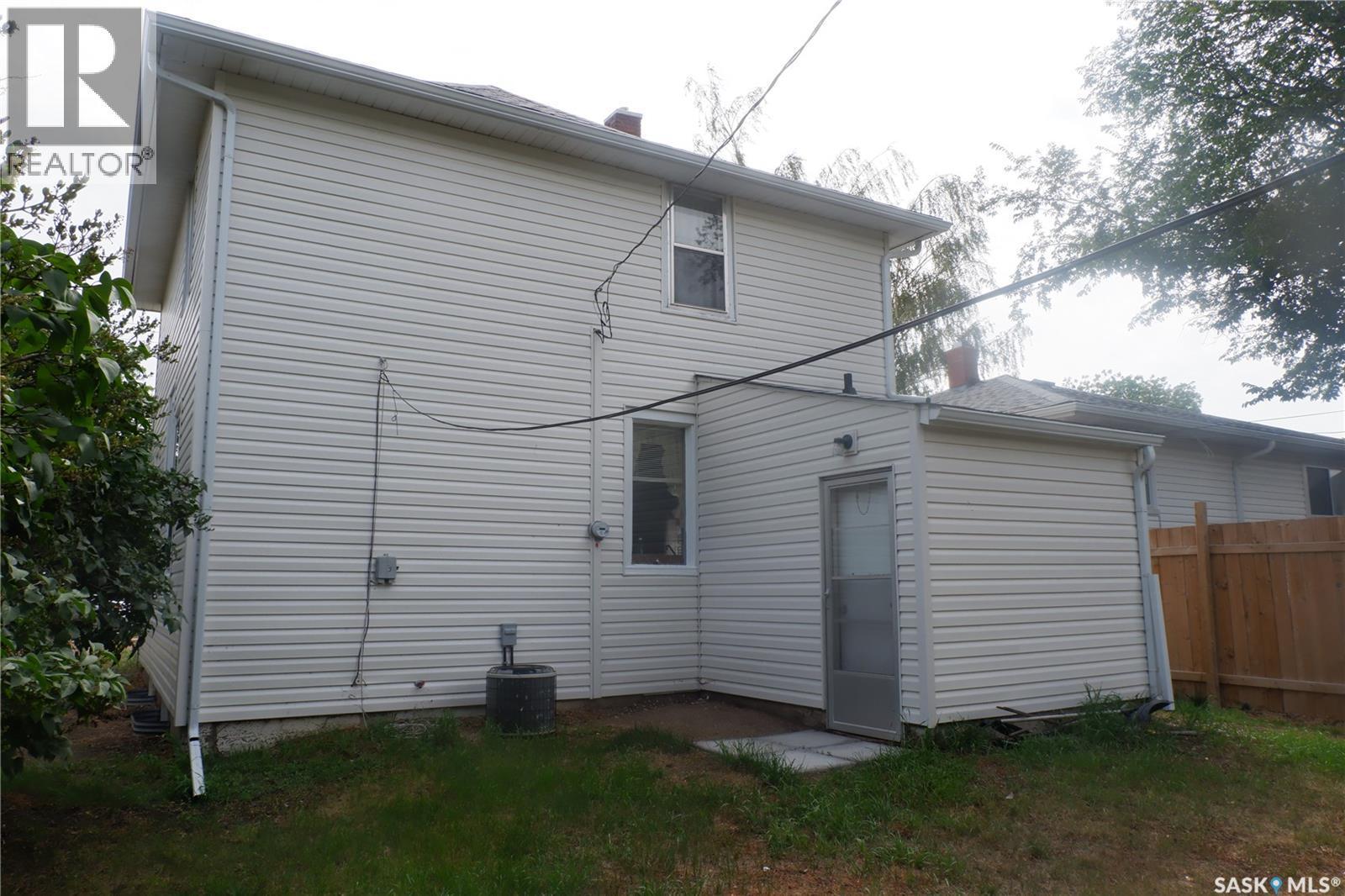 311 7Th Avenue E, Assiniboia, SK - Outdoor With Exterior