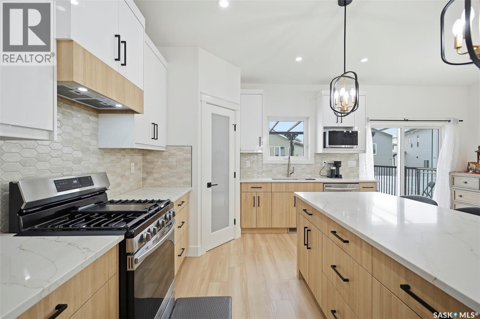 342 Sharma Crescent, Saskatoon, SK - Indoor Photo Showing Kitchen With Upgraded Kitchen