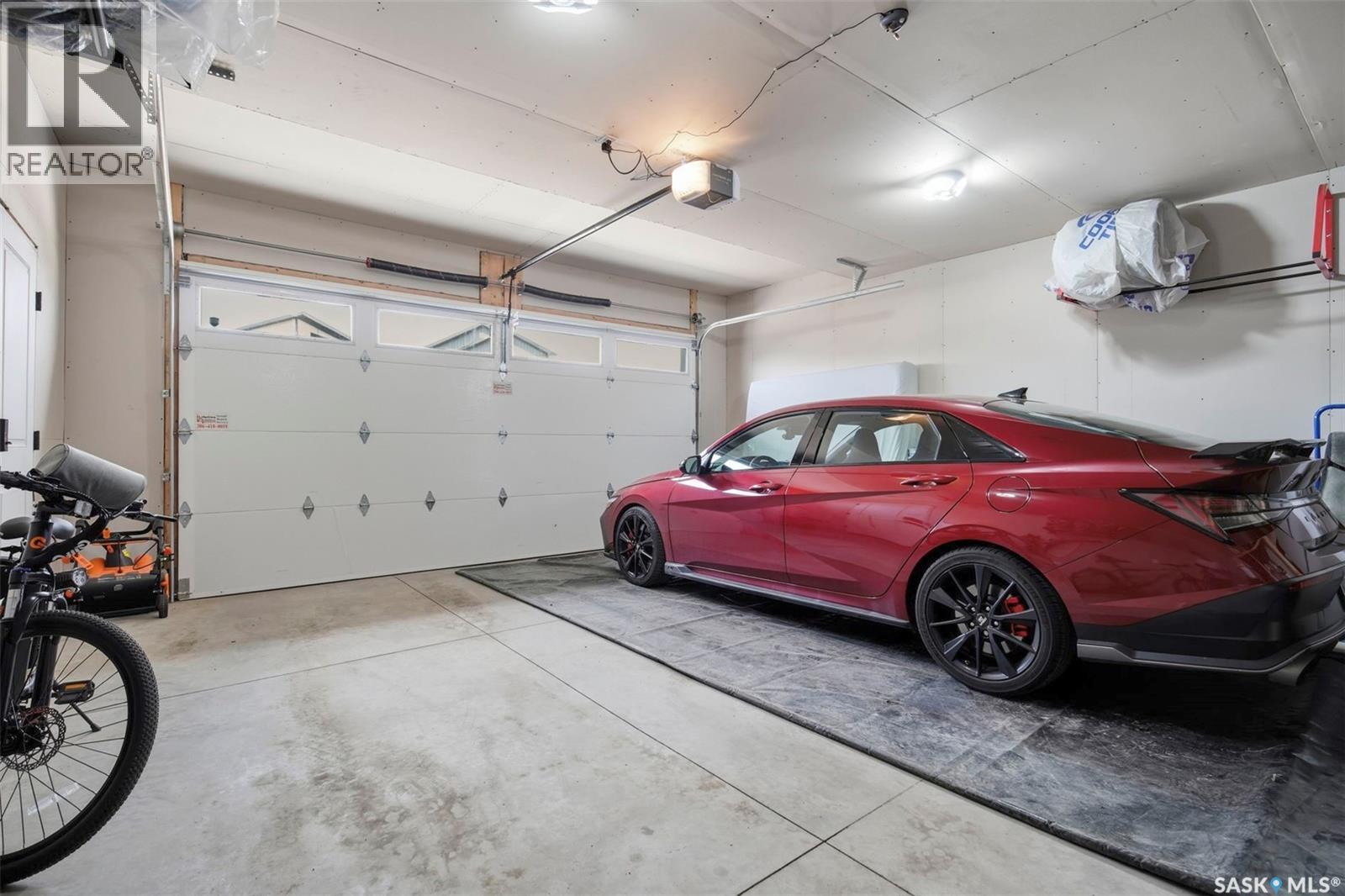 342 Sharma Crescent, Saskatoon, SK - Indoor Photo Showing Garage