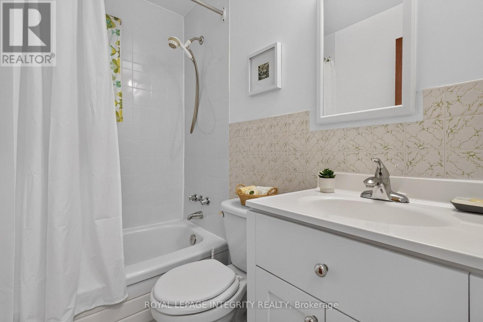 MAIN FLOOR BATHROOM - 141 Percy Street, Ottawa, ON - Indoor Photo Showing Bathroom