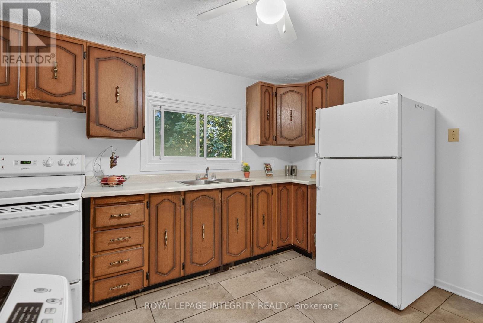 2ND FLOOR KITCHEN - 141 Percy Street, Ottawa, ON - Indoor Photo Showing Kitchen With Double Sink