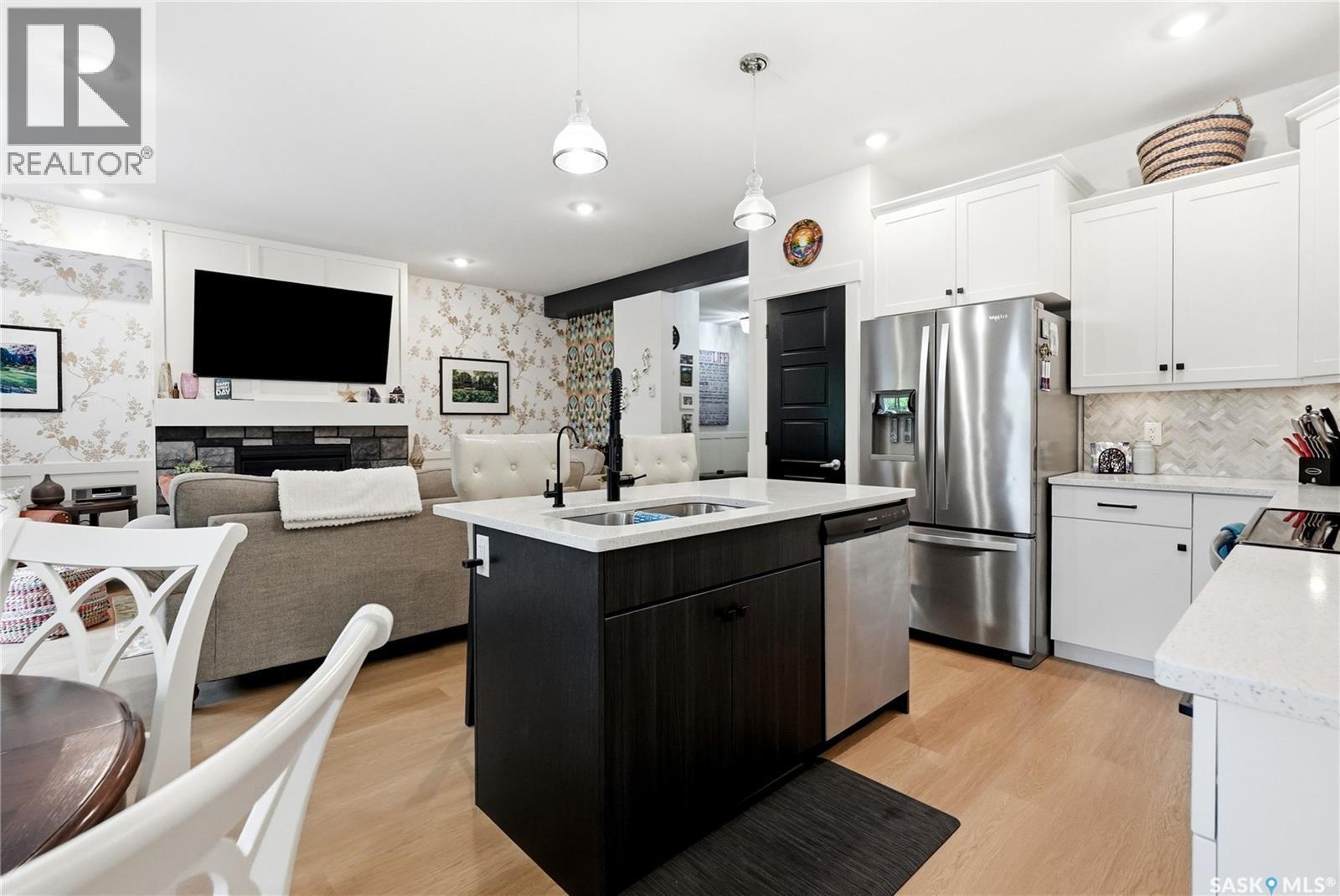 147 3220 11Th Street, Saskatoon, SK - Indoor Photo Showing Kitchen With Double Sink With Upgraded Kitchen