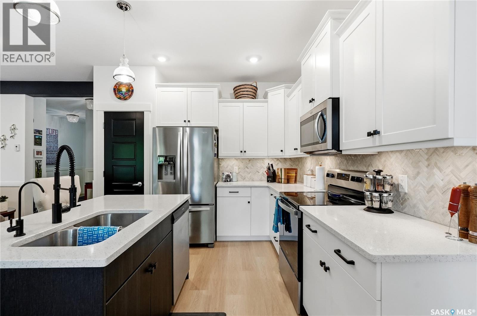 147 3220 11Th Street, Saskatoon, SK - Indoor Photo Showing Kitchen With Double Sink With Upgraded Kitchen