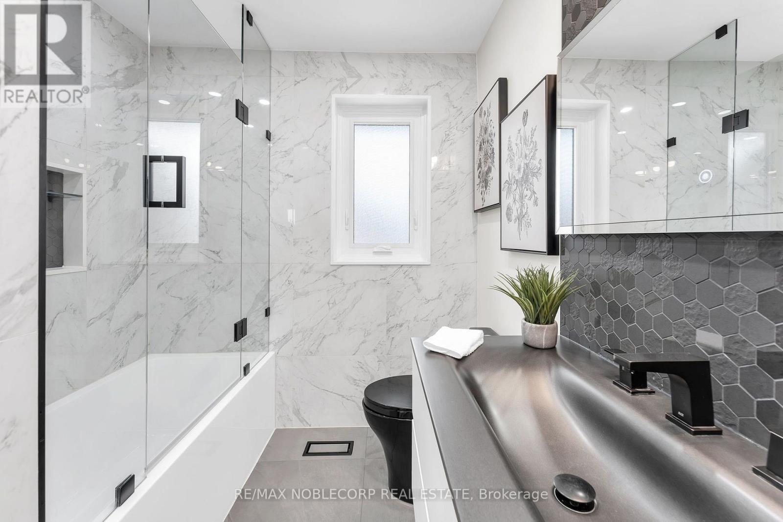4230 Bloor Street W, Toronto, ON - Indoor Photo Showing Bathroom