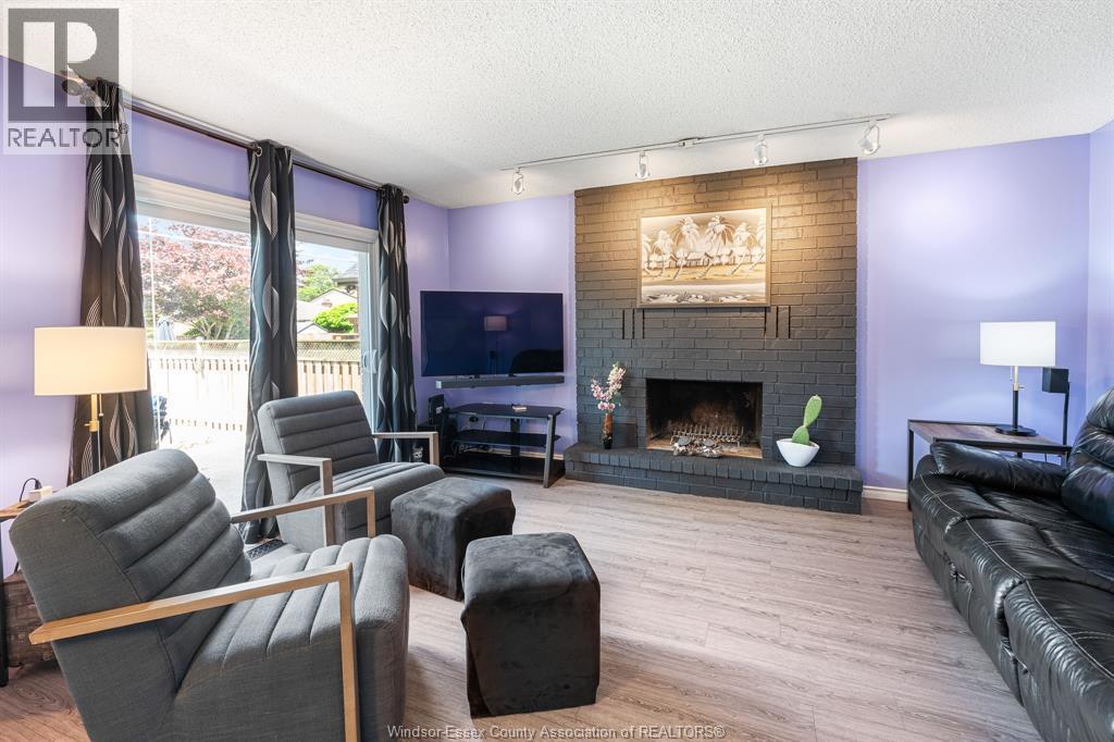 538 Michael Crescent, Lasalle, ON - Indoor Photo Showing Living Room With Fireplace