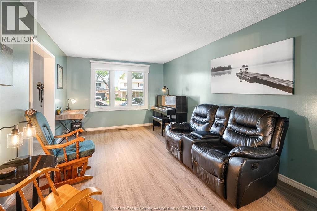 538 Michael Crescent, Lasalle, ON - Indoor Photo Showing Living Room