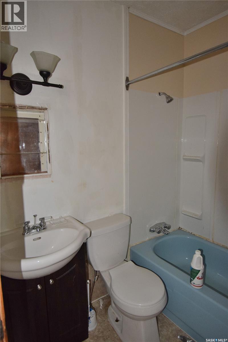 664 7Th Street E, Prince Albert, SK - Indoor Photo Showing Bathroom