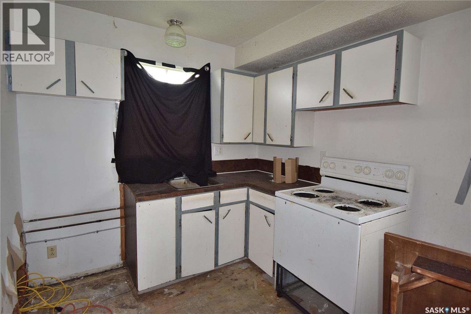 664 7Th Street E, Prince Albert, SK - Indoor Photo Showing Kitchen