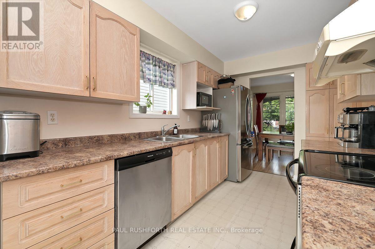 Kitchen - 92 Splinter Crescent, Ottawa, ON - Indoor Photo Showing Kitchen With Double Sink