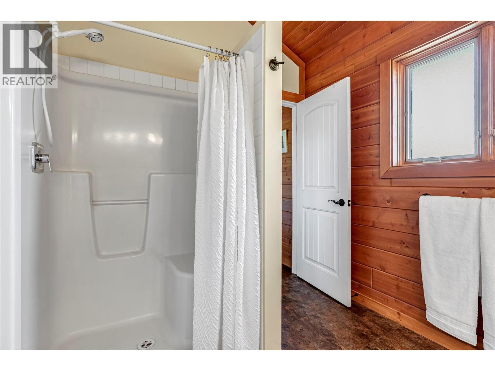 9371 6 Highway, Coldstream, BC - Indoor Photo Showing Bathroom