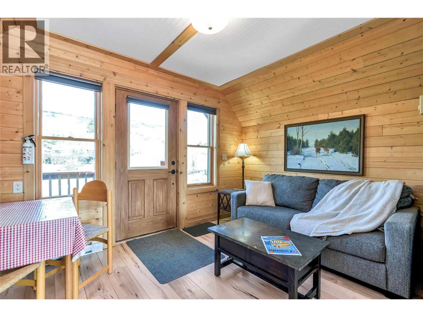 9371 6 Highway, Coldstream, BC - Indoor Photo Showing Living Room