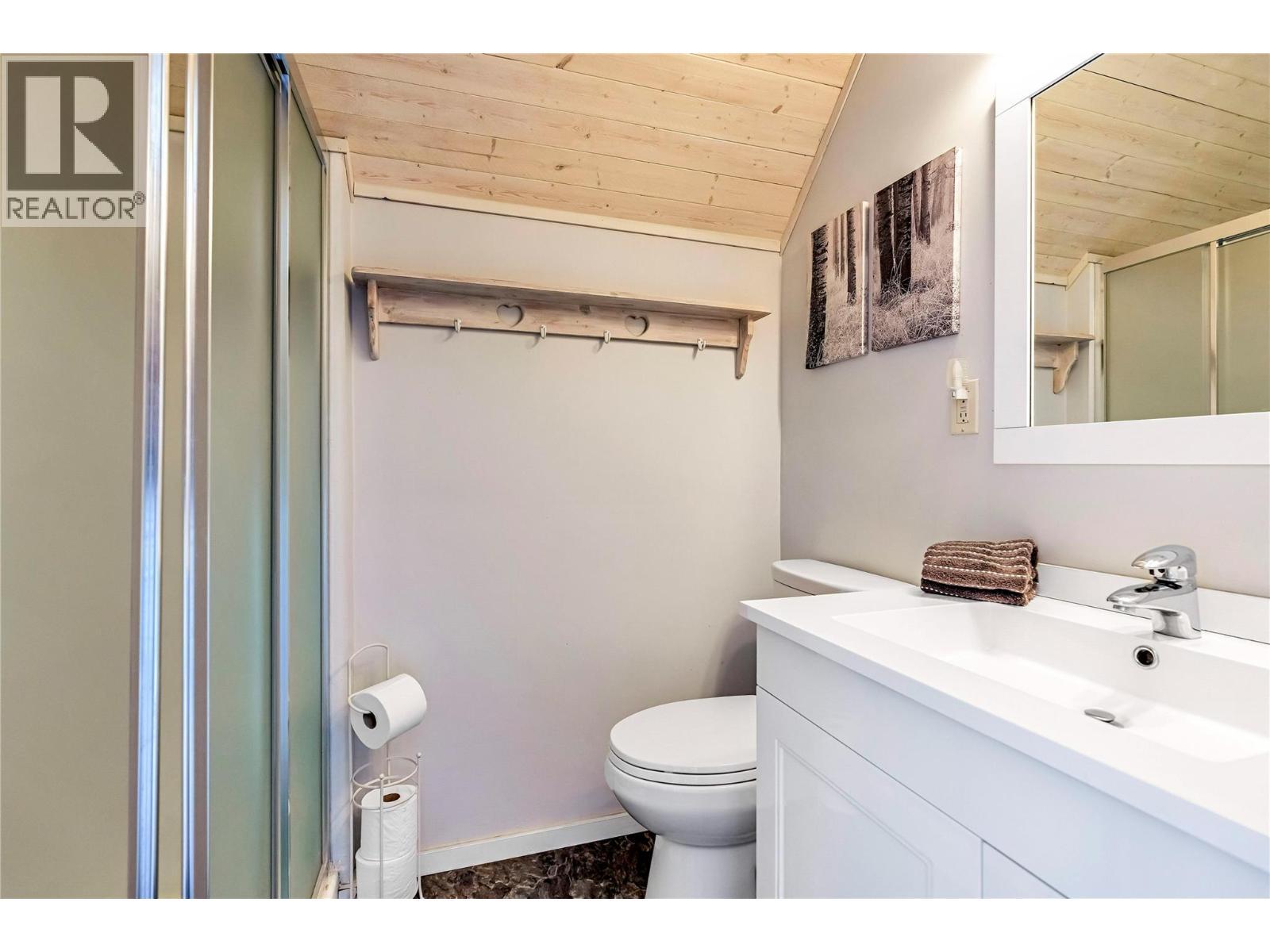 9371 6 Highway, Coldstream, BC - Indoor Photo Showing Bathroom