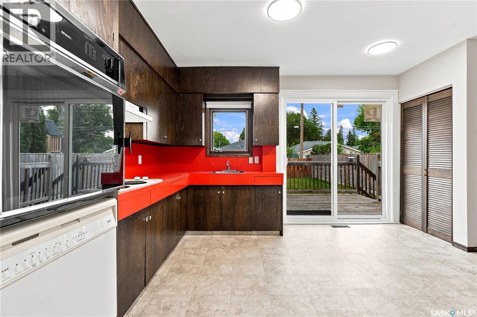 1915 Dufferin Avenue, Saskatoon, SK - Indoor Photo Showing Kitchen