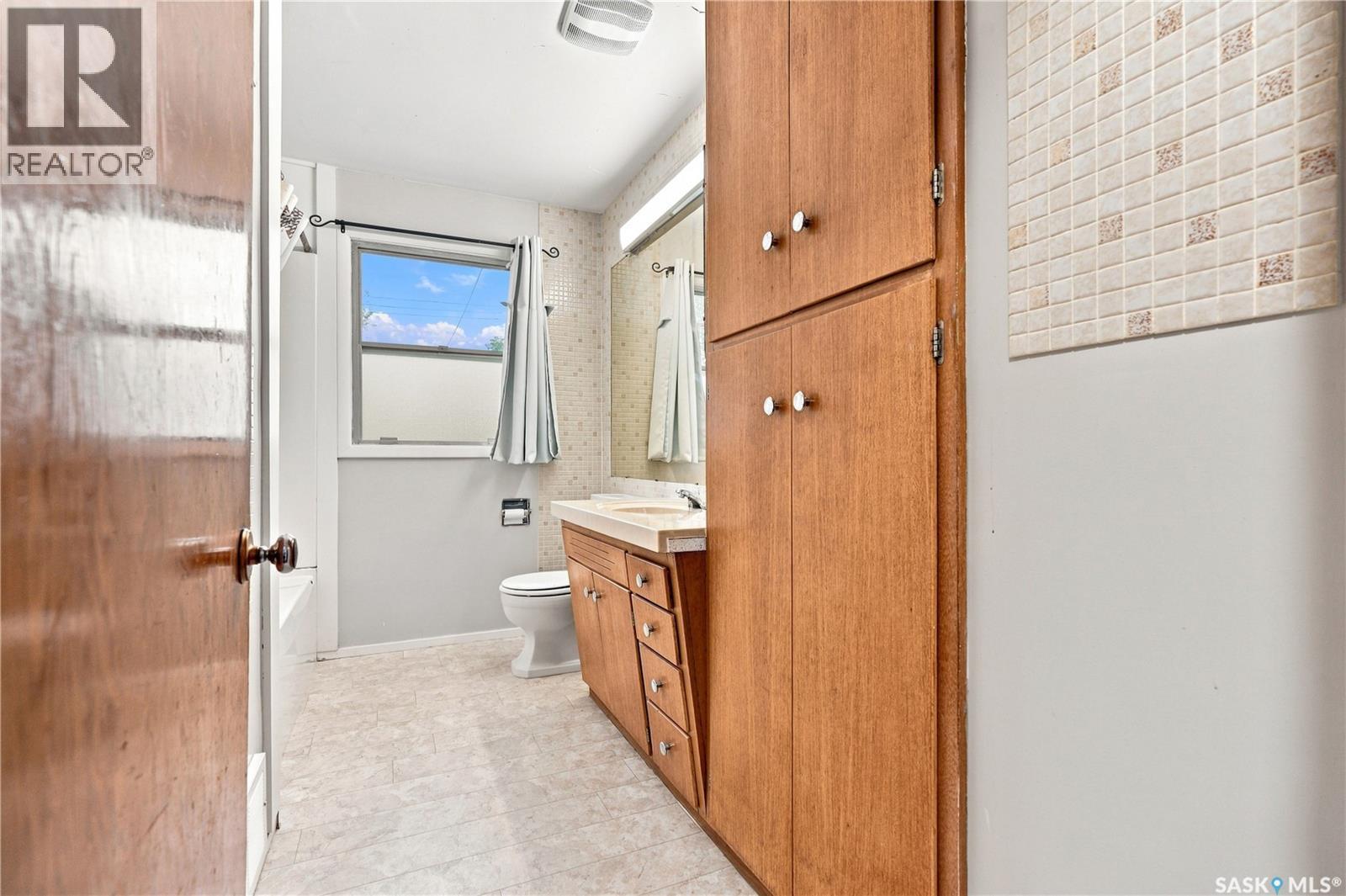 1915 Dufferin Avenue, Saskatoon, SK - Indoor Photo Showing Bathroom