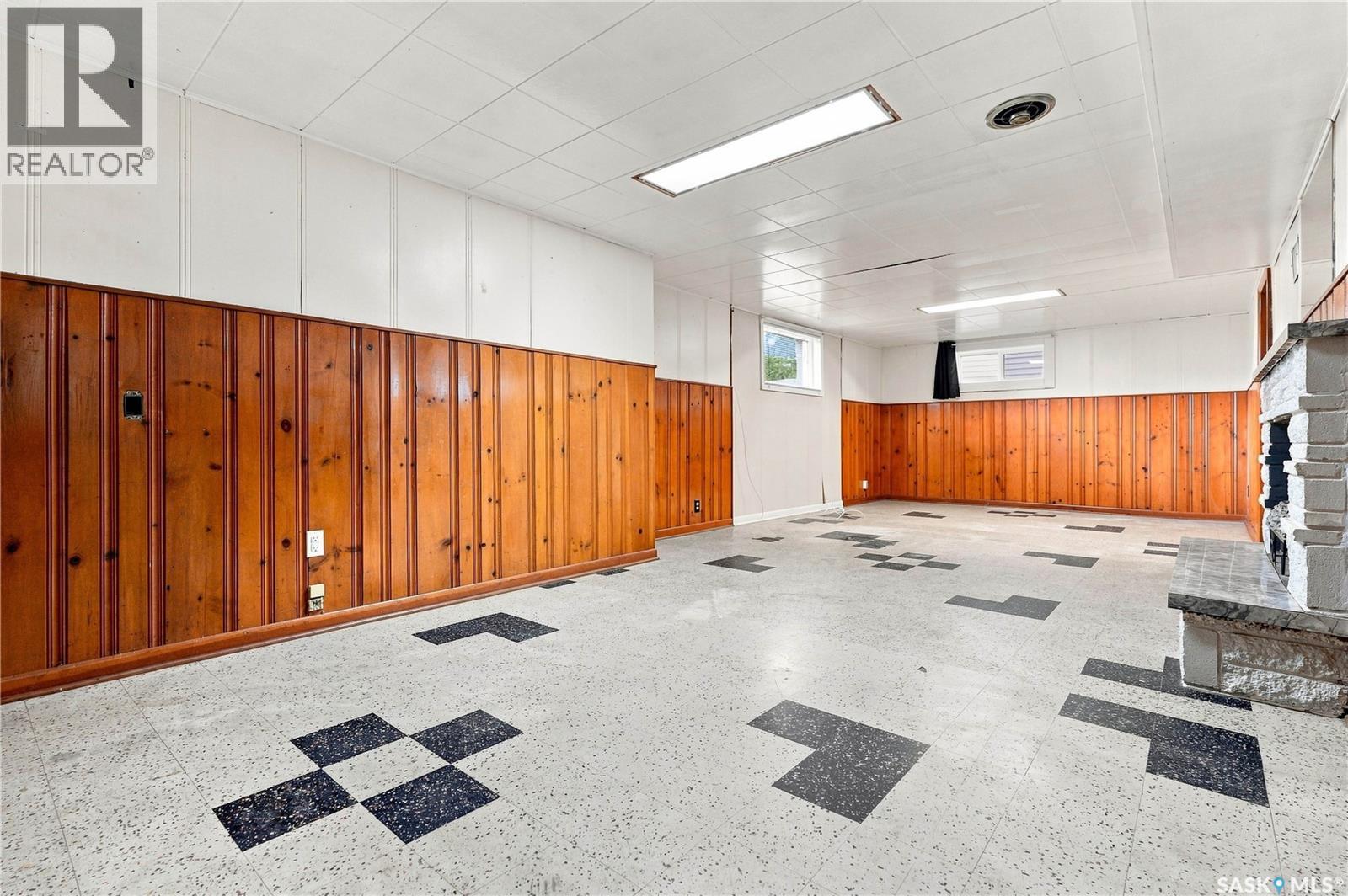 1915 Dufferin Avenue, Saskatoon, SK - Indoor