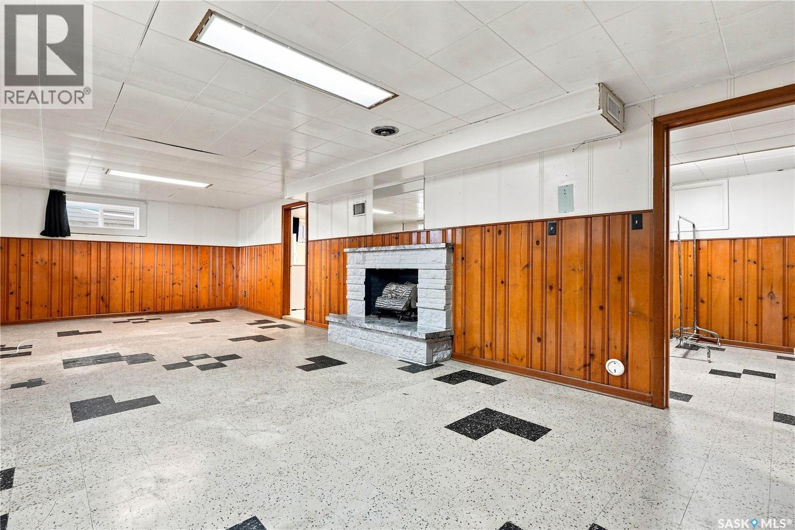 1915 Dufferin Avenue, Saskatoon, SK - Indoor