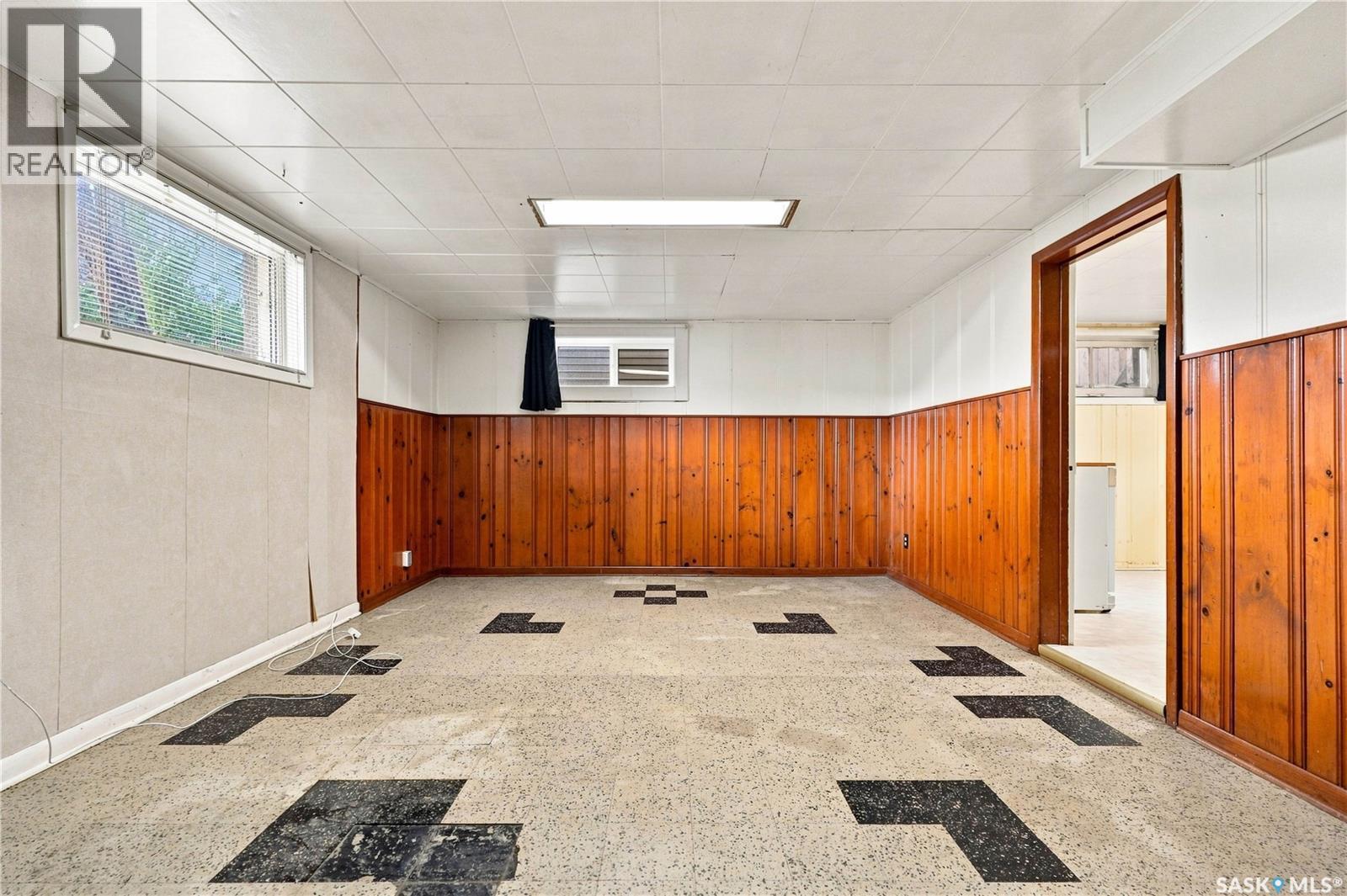 1915 Dufferin Avenue, Saskatoon, SK - Indoor