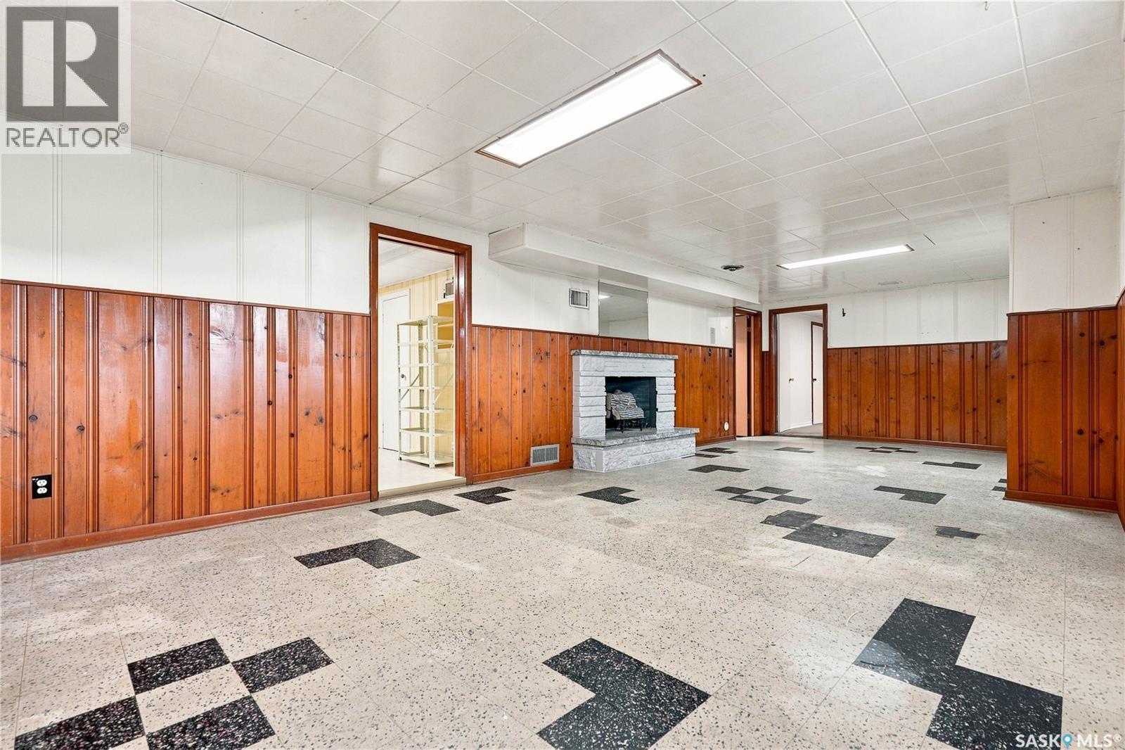 1915 Dufferin Avenue, Saskatoon, SK - Indoor