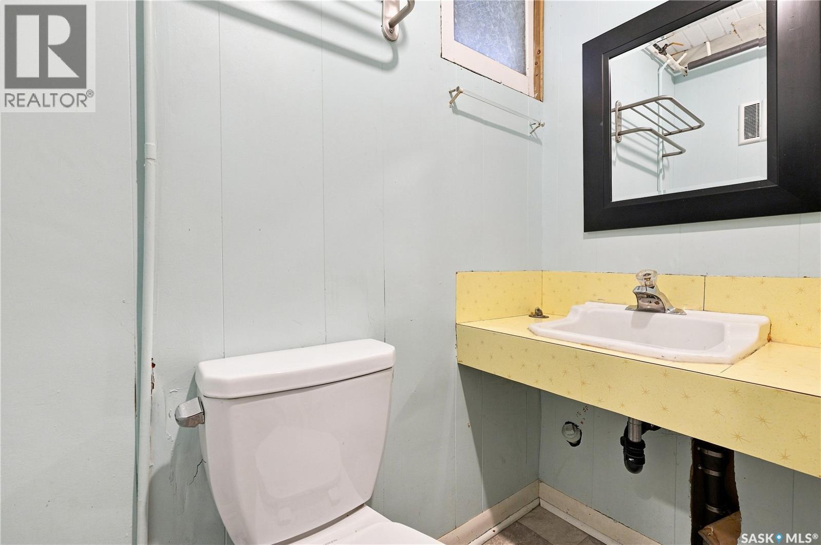 1915 Dufferin Avenue, Saskatoon, SK - Indoor Photo Showing Bathroom